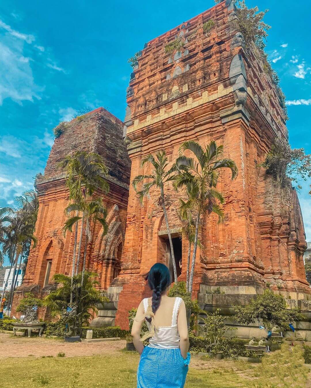 Chụp ảnh tại tháp Chăm Bình Định